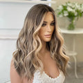 Lace Frontal Wig – Longa Lisa Sedosa com Mechas Honey Blonde